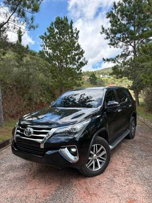 TOYOTA HILUX SW4 2.8 SRX 4X4 7 LUGARES 16V TURBO INTERCOOLER DIESEL 4P AUTOMÁTICO